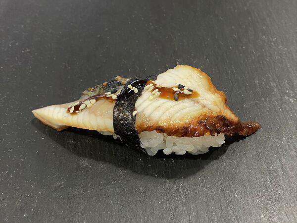 Лосось sushi & oysters - Суши с угрем