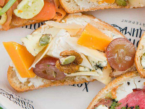 Хотим-едим - Брускетта с ассорти сыров