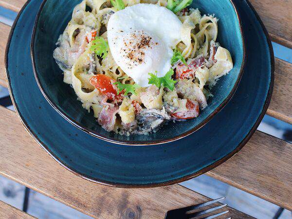 Молоко кофе сахар - Феттуччине с беконом и яйцом пашот