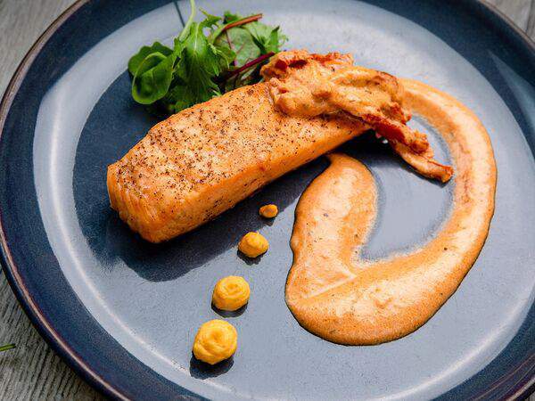 Liman - Стейк из лосося в сливочно-томатном соусе