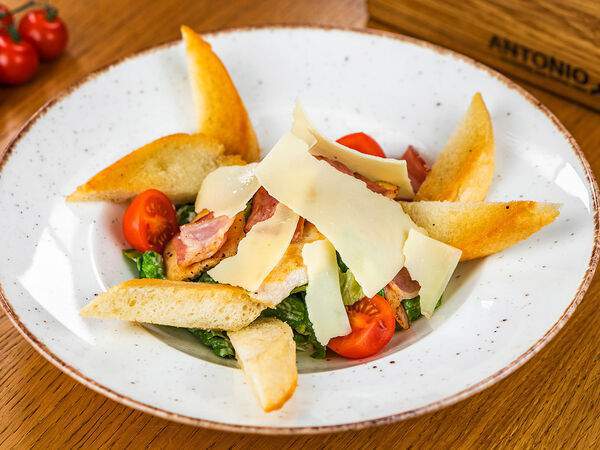 Antonio - Цезарь с курицей и беконом