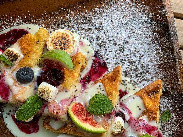 Latte Bar - Вафли под сливочно-ягодным соусом