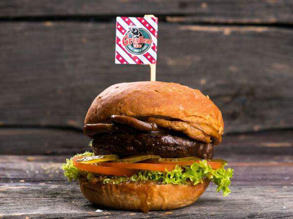 Grey Bear Pub - Бургер Jack Daniels, картофель фри и соус