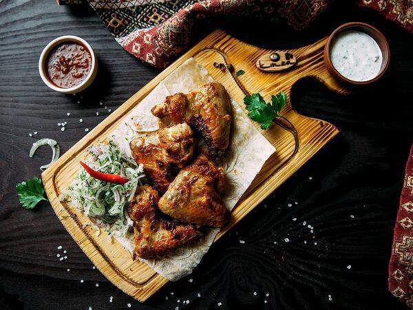 Кинза - Запеченные куриные крылья и соус