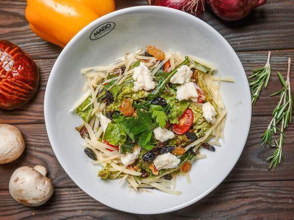 Mado - Салат с сухофруктами и козьим сыром