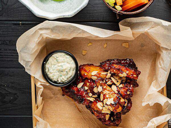 Гости рестопаб - Крылышки цыпленка в глазури