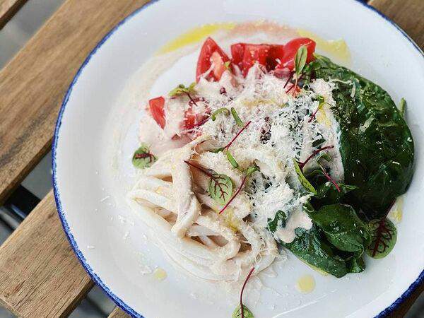 Lilu kitchen - Салат с кальмаром и соусом из тунца