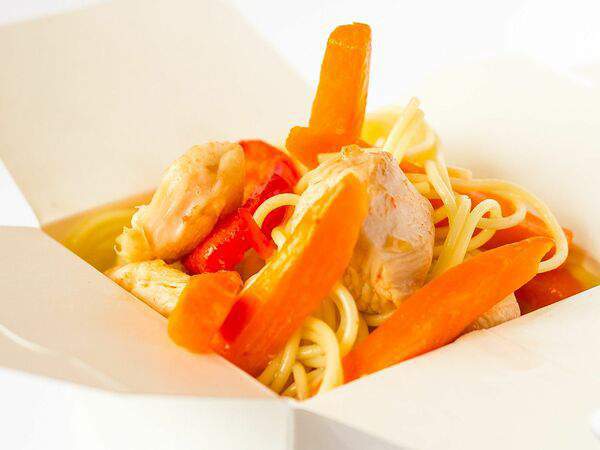 Веранда - Удон с морским коктейлем, обжаренный с овощами