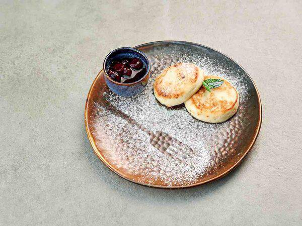 Pivino - Сырники с вишневым соусом