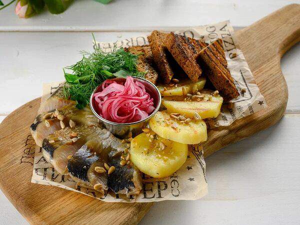 Лель - Сельдь собственного посола с печеным картофелем и бородинским гренками