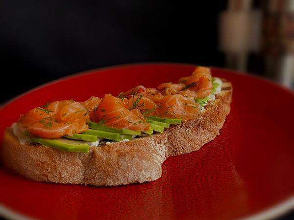 Сохо - Сморреброд с лососем и авокадо