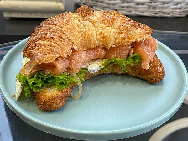 Falcone - Круассан с семгой