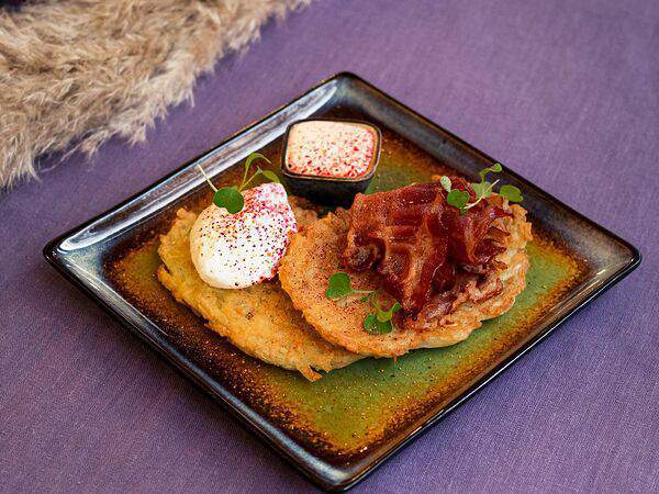 Terrace - Драники с яйцом пашот и хрустящим беконом