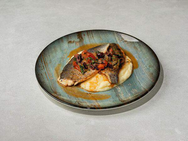 Гастробар Море - Филе дорадо с картофелем и соусом из каперсов