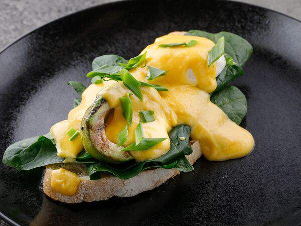 Стейк By Steak - Бенедикт с авокадо и шпинатом