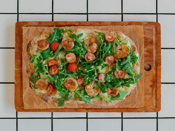 Футурист. Bar & Kitchen - Пинса с креветкой и рукколой