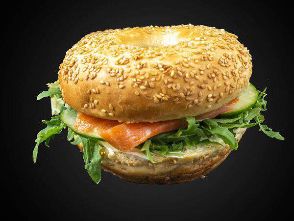 KORM - Бейгл с копчёным лососем и сливочным сыром