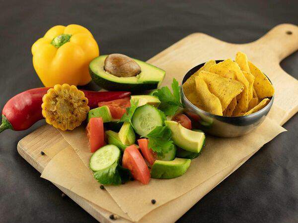 Горячий мексиканец - Мексиканский овощной салат с авокадо, чипсами Начос и соусом Чимичурри