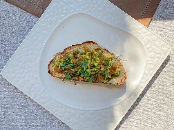 Пау Вау - Брускетта с авокадо, соусом песто и томатами