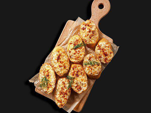 Olster Irish Pub - Гренки запечённые с сыром и копчёностями