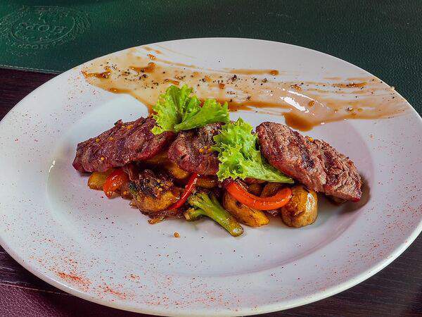 Hosper Hops Pub - Говядина в кленовом сиропе на подушке из овощей