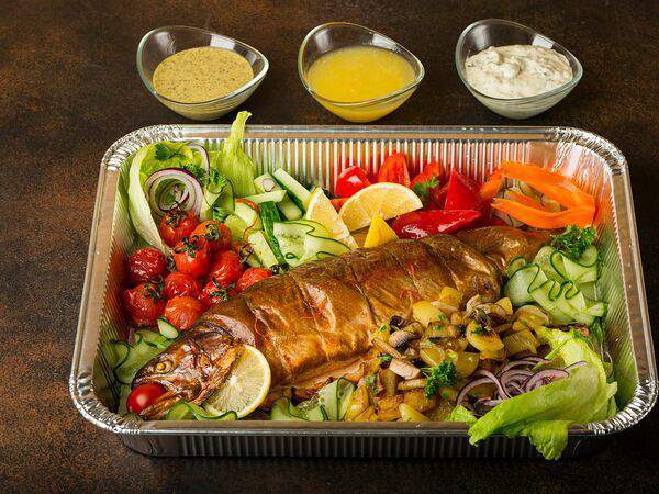 Fish & Grill - Запеченая форель, фаршированная шпинатом, болгарским перцем и творожным сыром с картофельными дольками и овощами