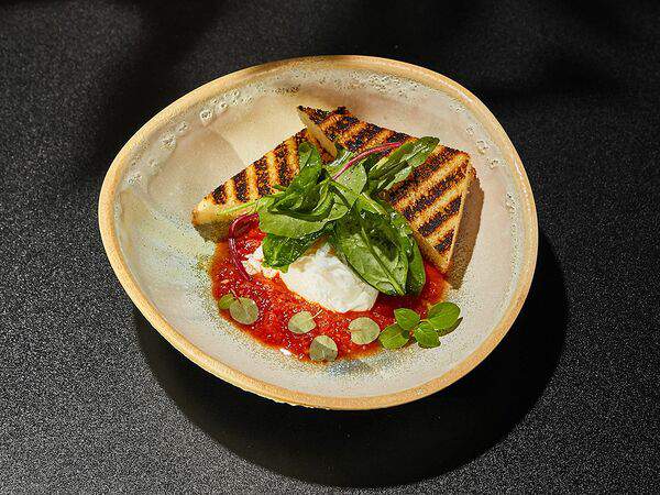 Сезоны - Шакшука с яйцом пашот и зелеными овощами