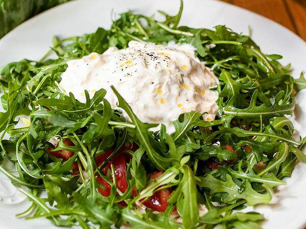 Сыроварня - Салат со Страчателлой, рукколой и помидорами