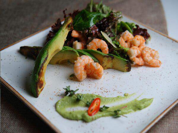 Ribs - Тигровые креветки с авокадо гриль и соусом чатни