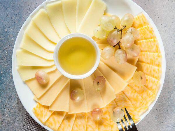 Веранда - Сырное ассорти с мёдом и винoградом