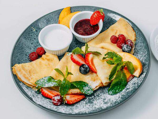 Счастье - Блины со сметаной и сезонным конфитюром