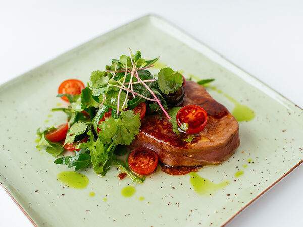 Massimo - Стейк из тунца с соусом вьерж