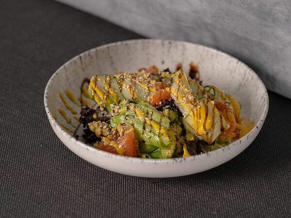 Сыроварня Чизерия - Салат с лососем и авокадо