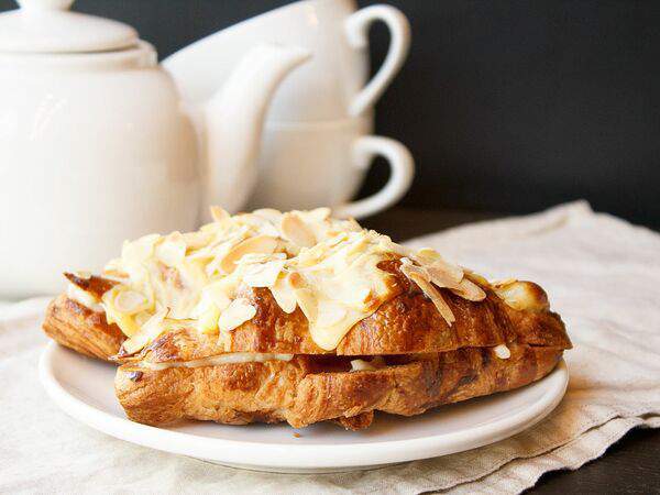 Хлебные истории - Круассан с кремом и миндалем