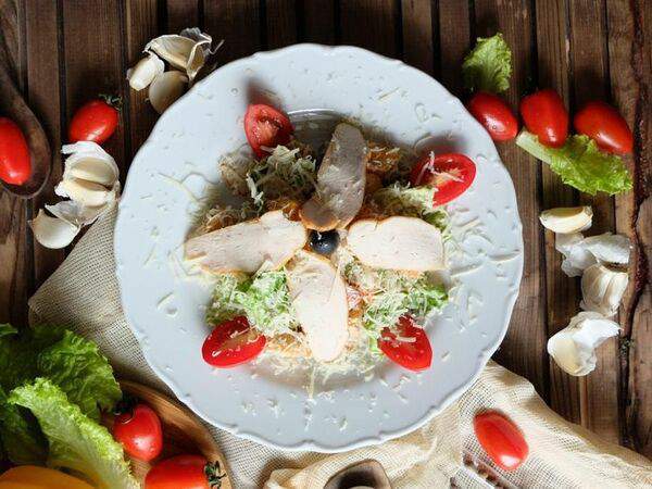 Столыпинъ - Салат Цезарь с курицей