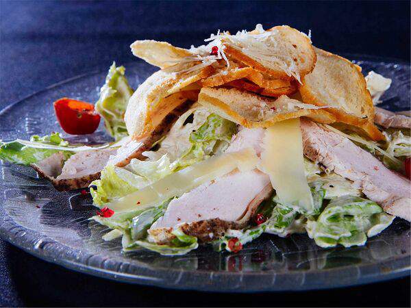 Коптица BBQ - Салат Цезарь классический