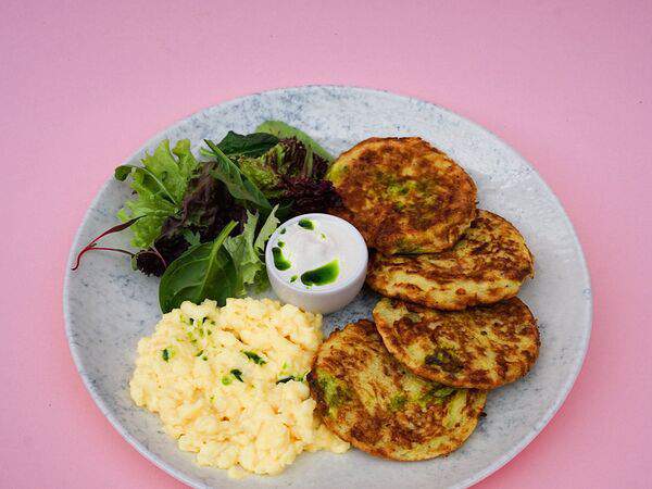 Sisters Coffee & Wine - Скрэмбл с картофельными драниками, зеленью и сметаной