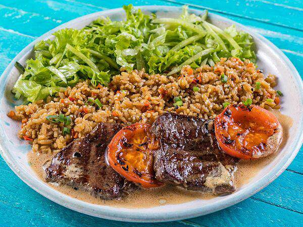 27 причал - Медальоны из cвинoй вырезки с жареным рисом и салатом из зелени и огурца