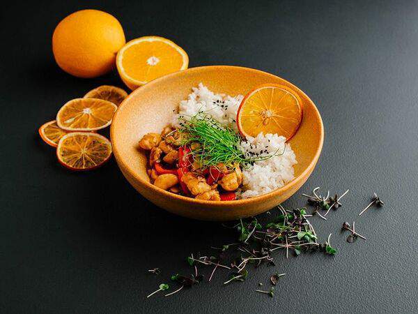 Молодость Kitchen & Bar - Вок с курицей в апельсиновой глазури и рисом