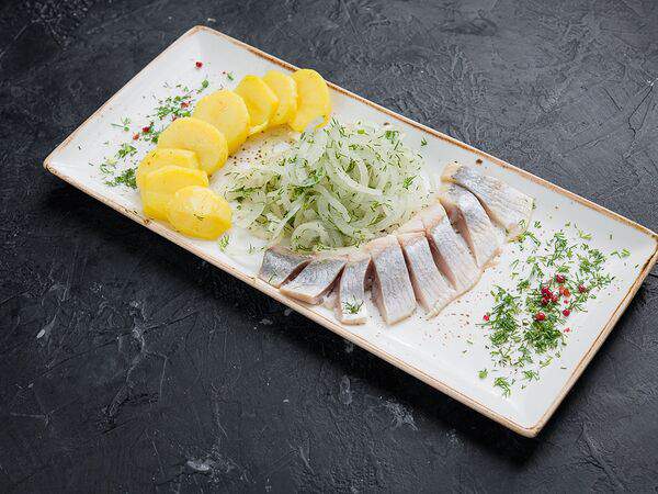 Хачапури и хинкали - Сельдь соленая с отварным картофелем