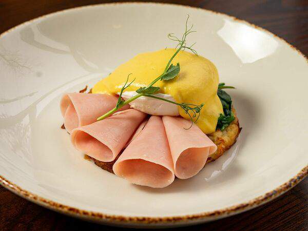 Онегин - Яйцо Бенедикт на дранике с ветчиной