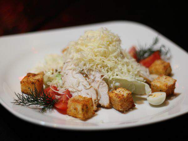 Забой - Салат Цезарь с куриной грудкой, запечённой в травах