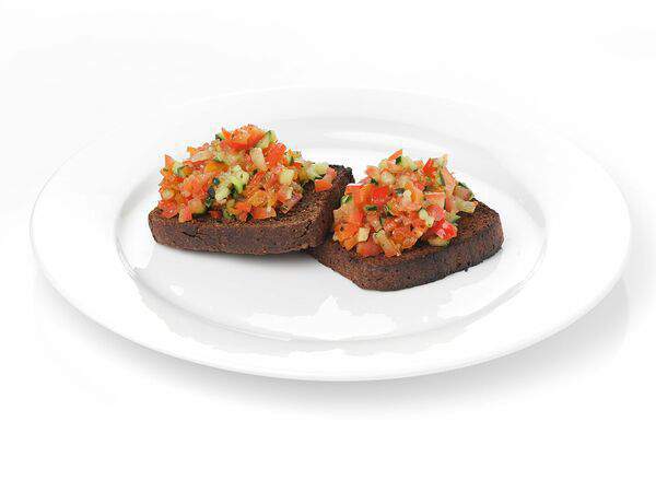 Ближе к делу - Тост на черном хлебе с овощной сальсой