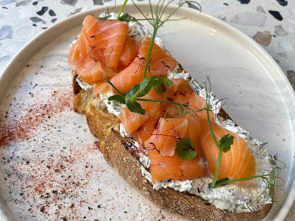 Black Fox - Тост с лососем и сливочным сыром