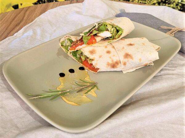 Nova Coffee - Ролл с курицей и печеным перцем