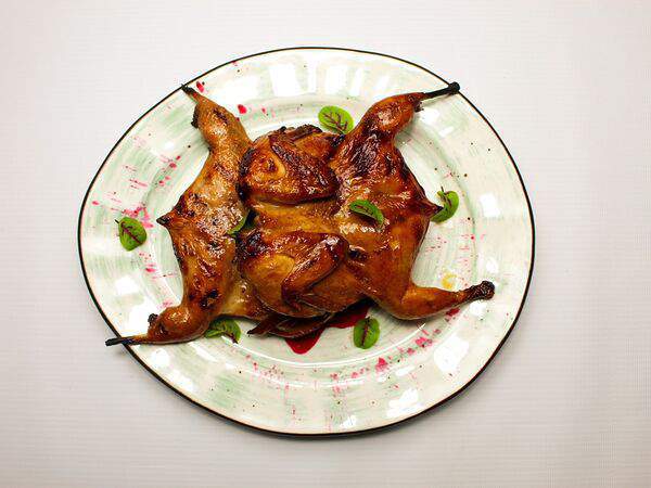 Гости - Перепёлки с брусничным соусом