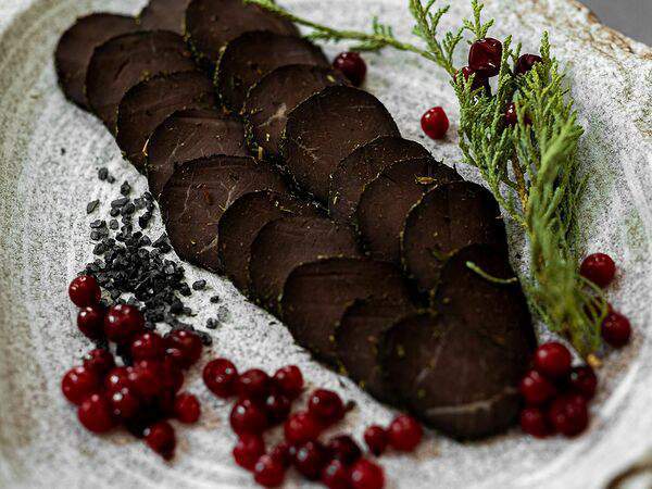 Ресторан Строгов - Ломтики вяленого оленя в ореховой траве