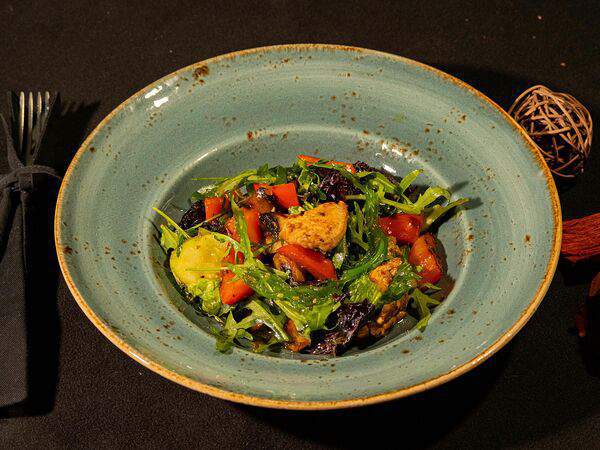 Нормальный Бар - Теплый салат с индейкой и овощами