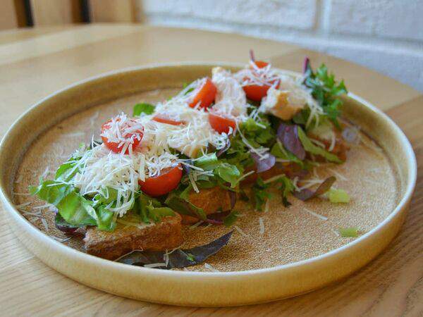 Pankoff Bakery - Брускетта с курицей и соусом Цезарь