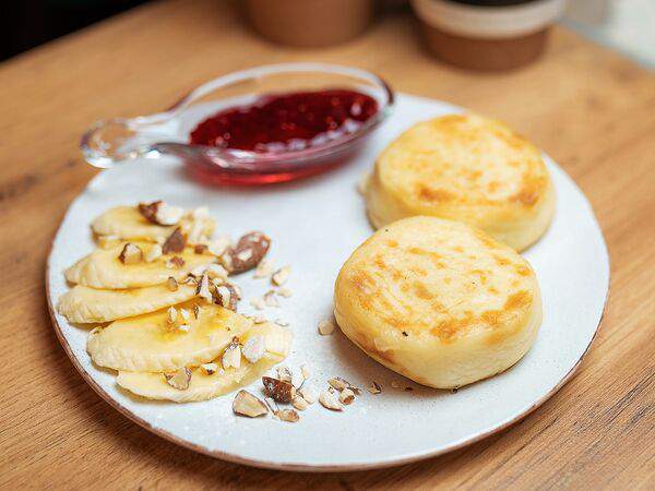Yummy coffee shop - Сырники с бананом, миндалем и джемом